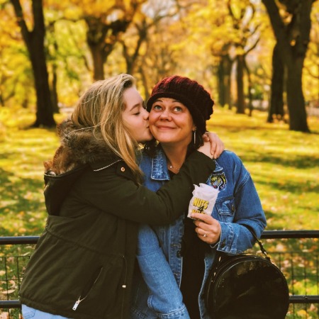 Jade Pettyjohn kissing her mother Jessica Pettyjohn.